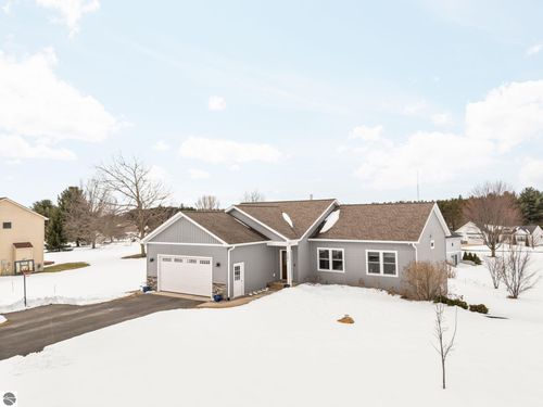 7391 Briar Ridge Dr, Traverse City, MI, 49685-7320 | Card Image