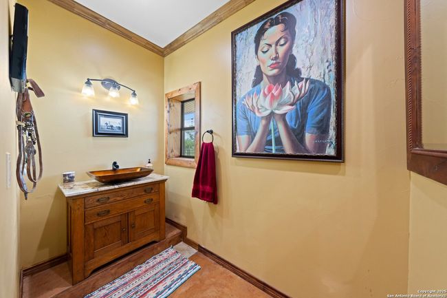 1065 B &Amp; R, Home with 3 bedrooms, 3 bathrooms and null parking in Utopia TX | Image 22