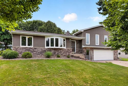 1024 Parkridge Dr, Onalaska, WI, 54650-2125 | Card Image