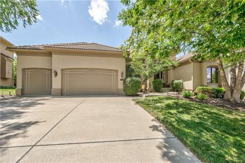 9638 Zarda Dr, Lenexa, KS, 66227-7205 | Card Image