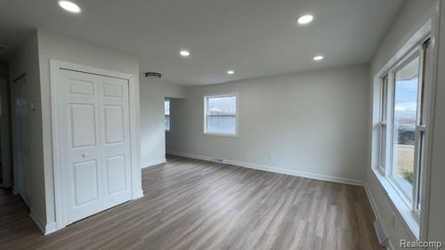 5087 Hunt St, Wayne, MI, 48184-3003 | Card Image