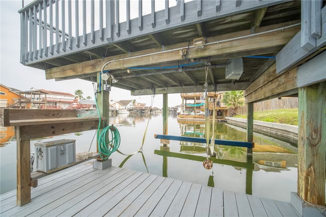 lower level with boat lift, green nightlight and the sellers say, they bite! | Image 25