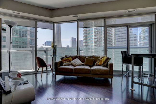 1407 - 12 York St, Condo with 2 bedrooms, 2 bathrooms and null parking in Toronto ON | Image 11