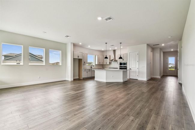 Family & Dining Room | Image 11