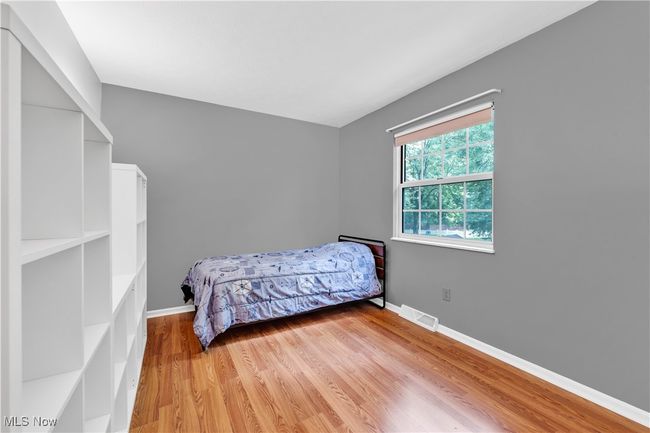 BEDROOM WITH SPACIOUS WALL SHELVES | Image 24