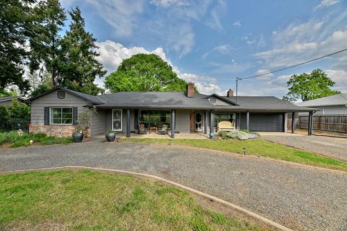 895 Casino Rd, Medford, OR, 97501-9511 | Card Image