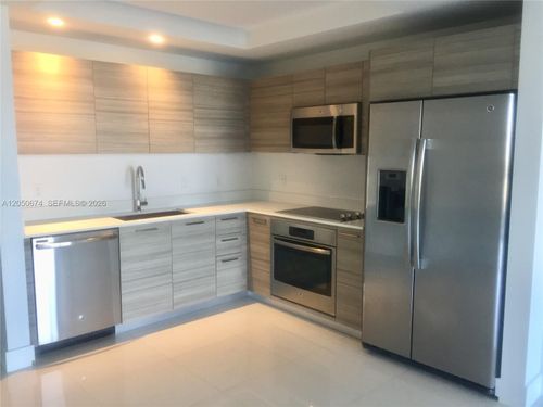 912-121 Ne 34th St, Miami, FL, 33137-3852 | Card Image