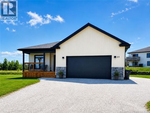 25 Merlin Dr, House with 5 bedrooms, 3 bathrooms and null parking in Quispamsis NB | Card Image