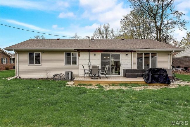 1051 Saint Clair St, House other with 3 bedrooms, 2 bathrooms and 2 parking in Carlyle IL | Image 29
