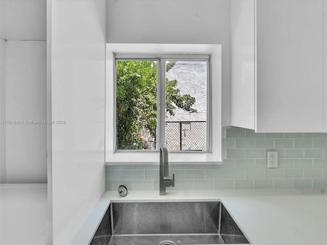 101 - 11900 N Bayshore Dr, Condo with 2 bedrooms, 2 bathrooms and null parking in North Miami FL | Image 8
