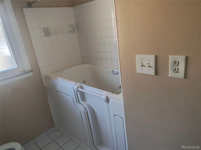 Walk in Tub Main Bathroom | Image 12