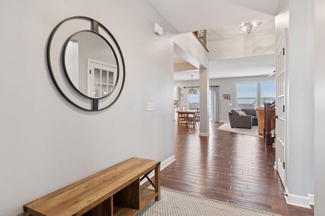 Roomy foyer for greeting your guests | Image 4