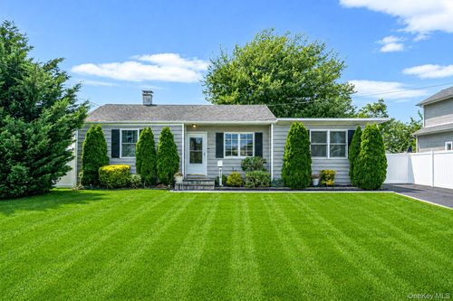 822 Milligan Ln, West Islip, NY, 11795-3440 | Card Image