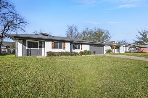 5421 Greenwood Way, North Richland Hills, TX, 76180-6821 | Card Image
