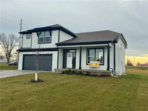 15501 Lakeside Dr, Basehor, KS, 66007-8709 | Card Image