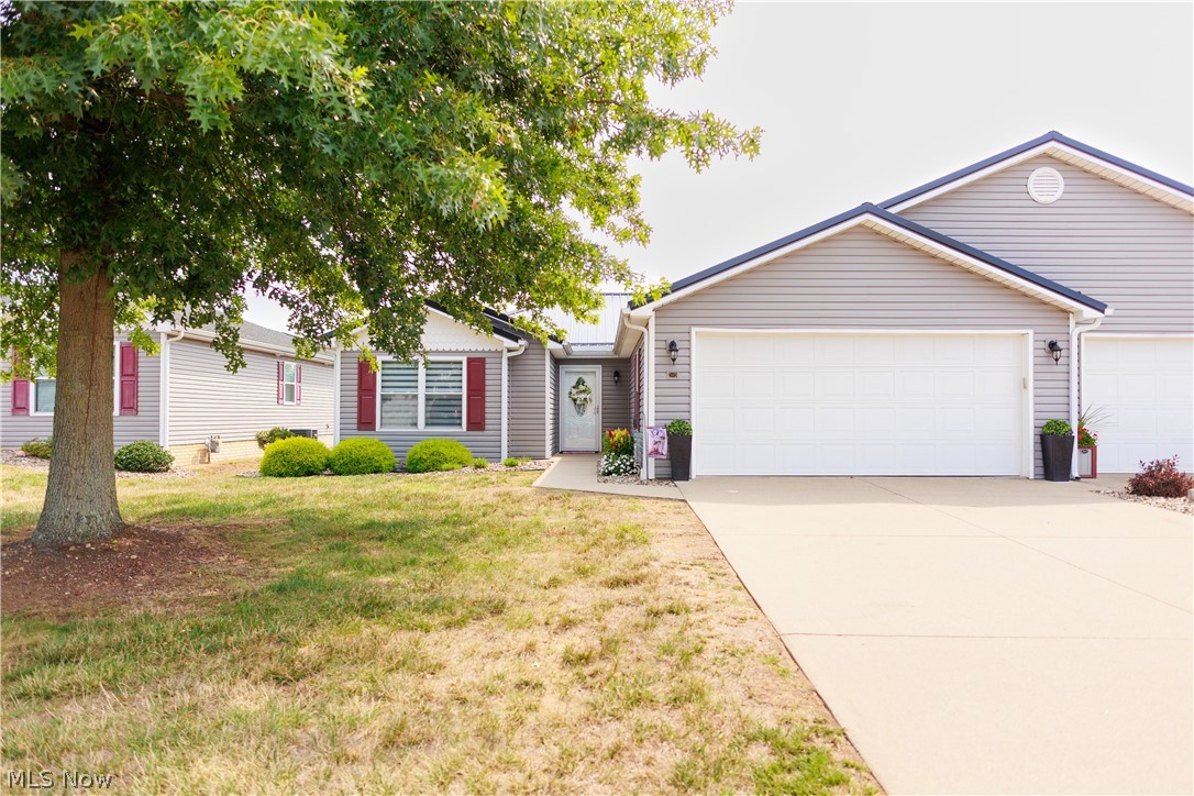 Oak Tree Ln, Belpre, OH 45714