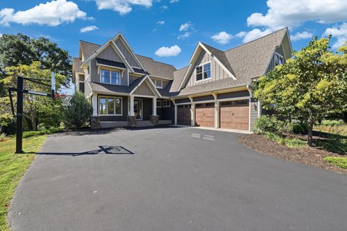 332 Lindsay Rd, Hudson, WI, 54016-8068 | Card Image