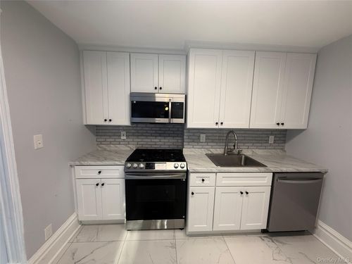 18 Edgewood St, White Plains, NY, 10605-1816 | Card Image