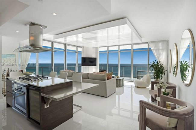 S-1401 - 3737 Collins Ave, Condo with 3 bedrooms, 2 bathrooms and null parking in Miami Beach FL | Image 1