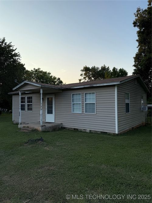 1006 E Chickasaw St, Wynnewood, OK, 73098-2804 | Card Image