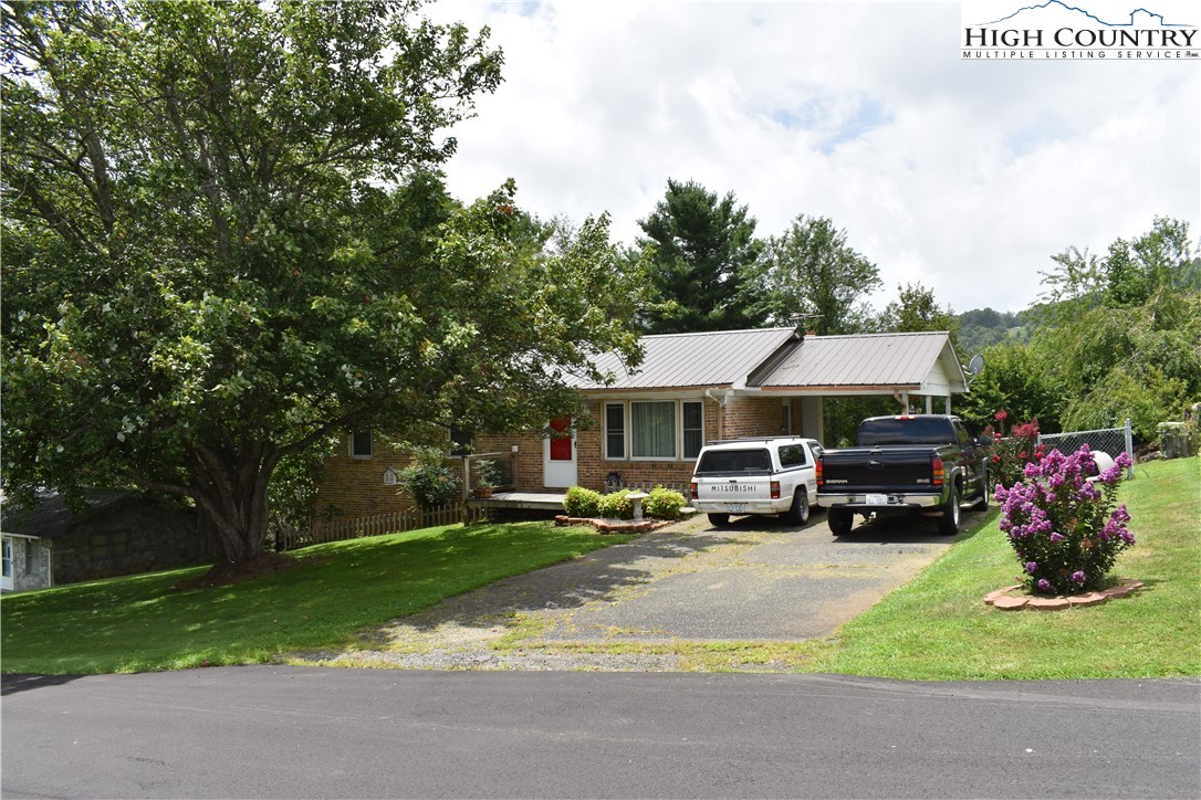 Miles St, Sparta, NC 28675