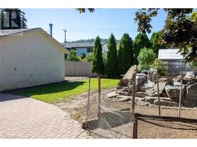 2140 Hadden Crt, House other with 4 bedrooms, 3 bathrooms and 2 parking in Kelowna BC | Image 3