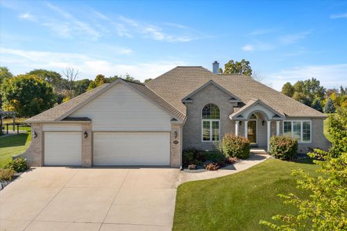 437 Emerald Hills Dr, Fredonia, WI, 53021-9357 | Card Image