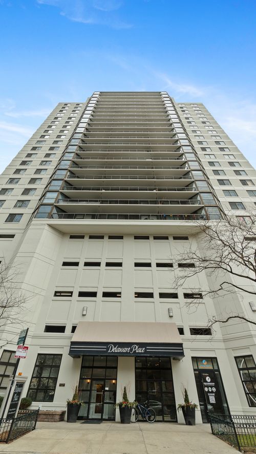 18h-33 W Delaware Pl, Chicago, IL, 60610-7369 | Card Image