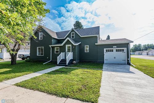 215 S Main St, Gwinner, ND, 58040-4105 | Card Image