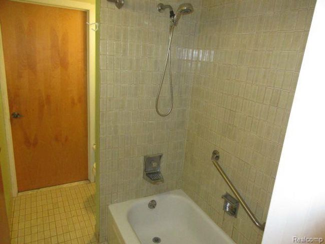18447 University Park Dr, Condo with 2 bedrooms, 1 bathrooms and null parking in Livonia MI | Image 19
