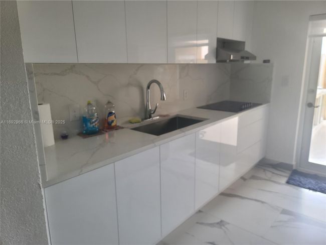UNIT-103 - 300 E 4 Th St, Condo with 3 bedrooms, 2 bathrooms and null parking in Hialeah FL | Image 5
