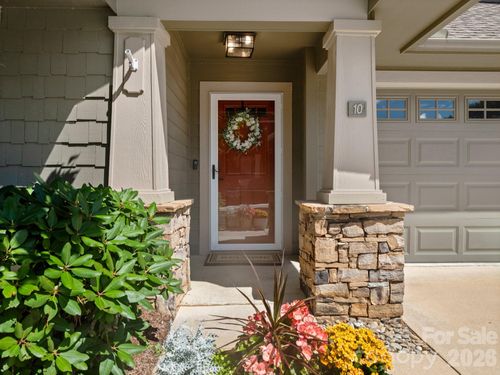 10 Gray Wolf Ln, Hendersonville, NC, 28792-7423 | Card Image