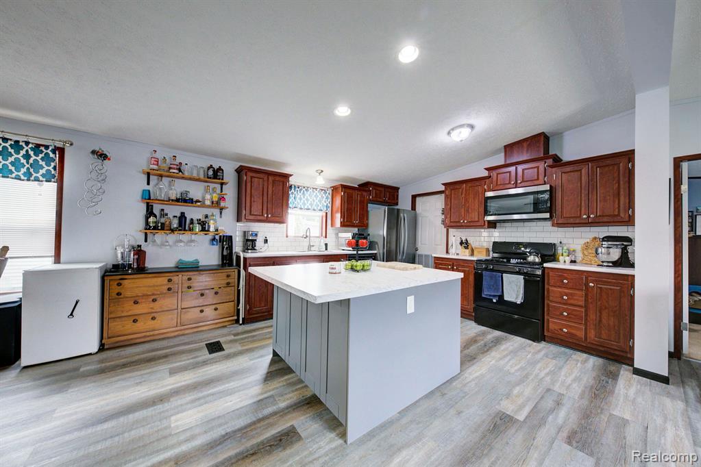 Wood Run Cir, South Lyon, MI 48178