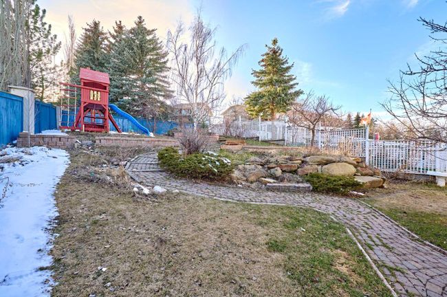 2811 Signal Hill Drive Sw, Home with 4 bedrooms, 3 bathrooms and 4 parking in Calgary AB | Image 32