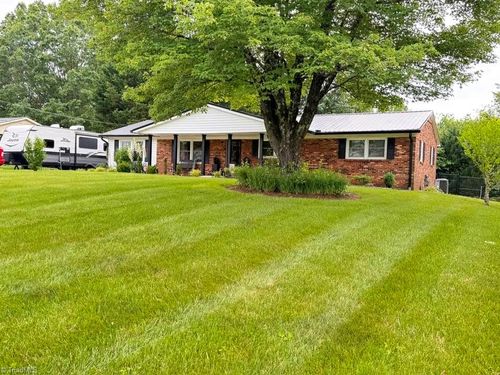 110 Asheview Ct, King, NC, 27021-9220 | Card Image