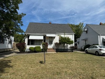 View of front facade with a front lawn | Image 2