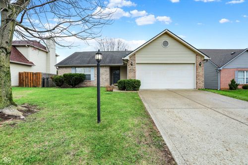 854 Queensgate Dr, Greenwood, IN, 46143-9639 | Card Image