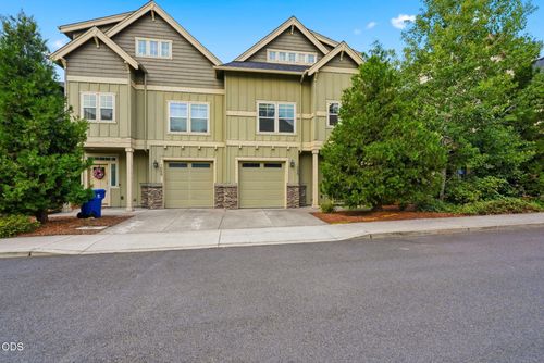1055 Se Leonel Ln, Bend, OR, 97702-3698 | Card Image