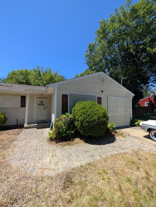 16 Thomas Street, Brookhaven, NY, 11727 | Card Image