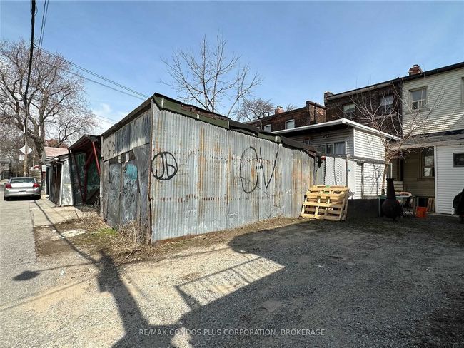 2421 Dundas St W, House attached with 4 bedrooms, 3 bathrooms and 2 parking in Toronto ON | Image 8