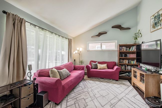Large windows for tons of natural light | Image 4