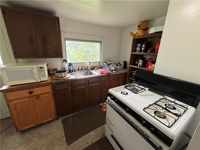 352 Vienna St, Home with 3 bedrooms, 3 bathrooms and null parking in Newark NY | Image 10