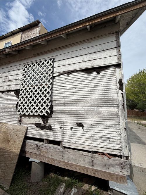 616 E Avenue H, Robstown, TX, 78380-2420 | Card Image