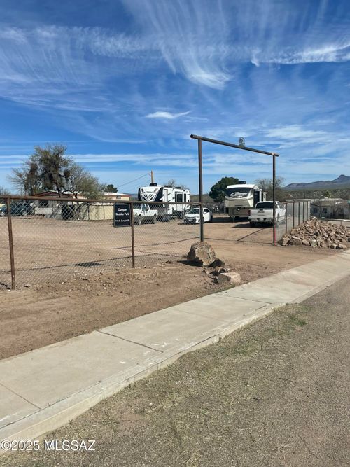111 E Dungan Dr, Mammoth, AZ, 85618-0599 | Card Image