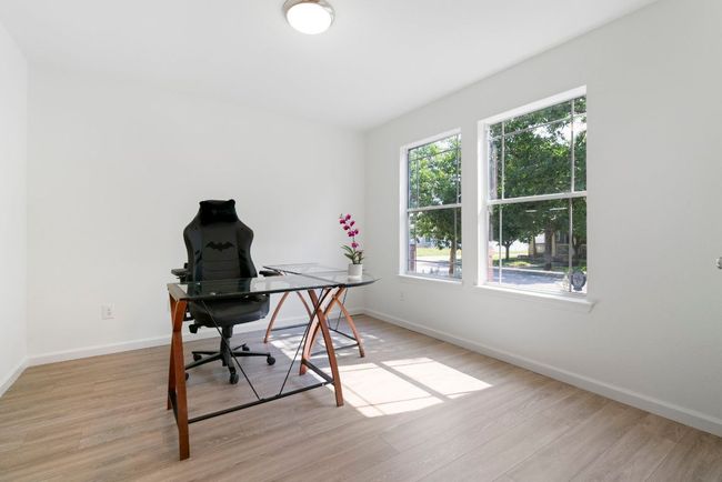 Natrual light fills the room, thanks to perfectly placed windows. | Image 8