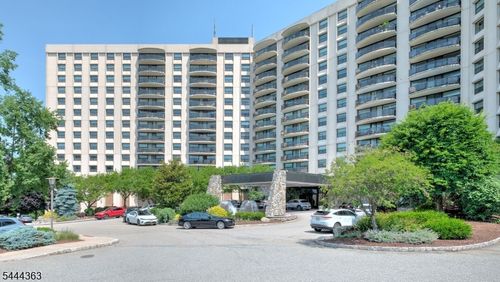 m-w-2 Claridge Dr, Verona, NJ, 07044-3061 | Card Image