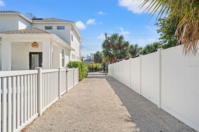 Driveway with pull-through to alleyway | Image 36