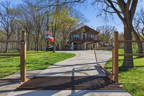 121 Lakeside Dr, Seguin, TX, 78155-3114 | Card Image