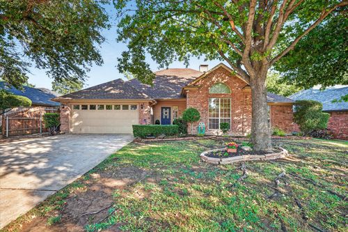 813 Twin Creek Dr, Mansfield, TX, 76063-2828 | Card Image