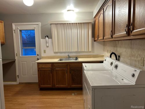 4471 Croissant St, Dearborn Heights, MI, 48125-3323 | Card Image